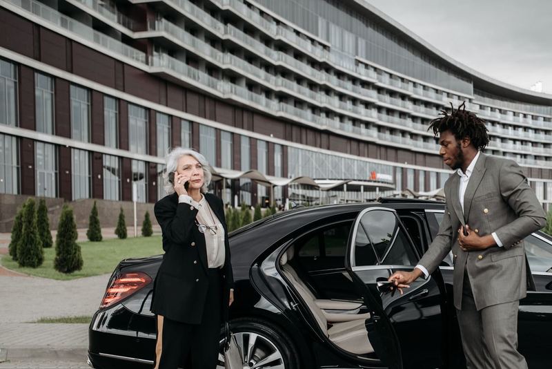Getting Around Toronto: Transit, Taxis and Booked Cars