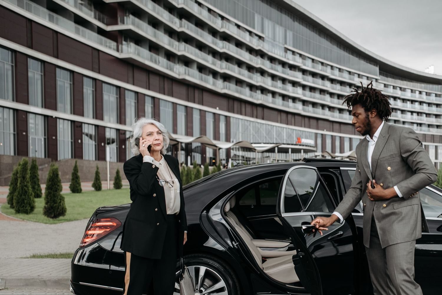 Getting Around Toronto: Transit, Taxis and Booked Cars
